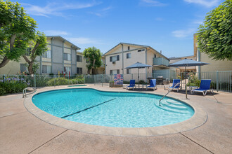 Woodridge Apartments in Northridge, CA - Foto de edificio - Building Photo