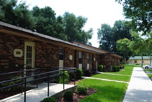 Sunset Villas in Chiefland, FL - Building Photo