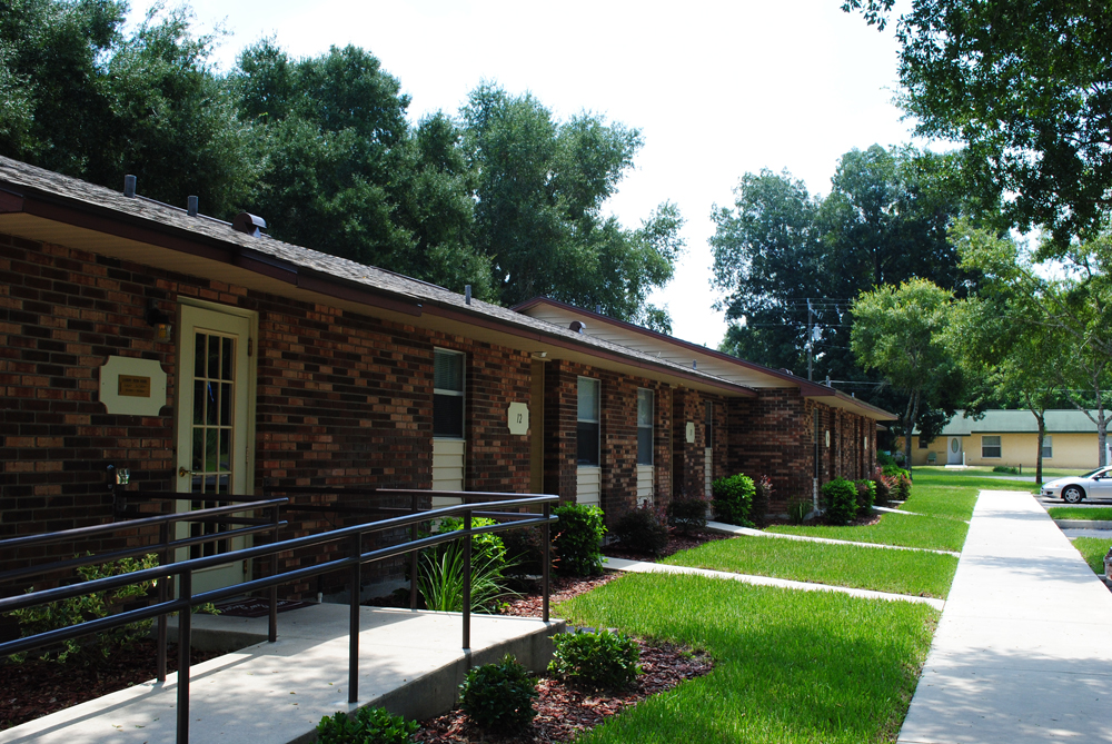 Sunset Villas in Chiefland, FL - Foto de edificio