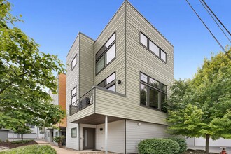 18875 Riversouth Terrace in Fairview Park, OH - Foto de edificio - Building Photo