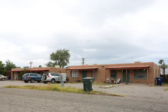 5005-5021 E 1st St in Tucson, AZ - Foto de edificio - Building Photo