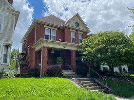 329 W 8th Ave in Columbus, OH - Building Photo