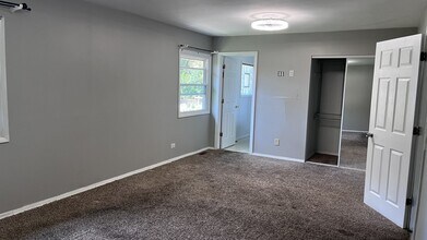 110 Woodcrest Cir in Streamwood, IL - Building Photo - Building Photo