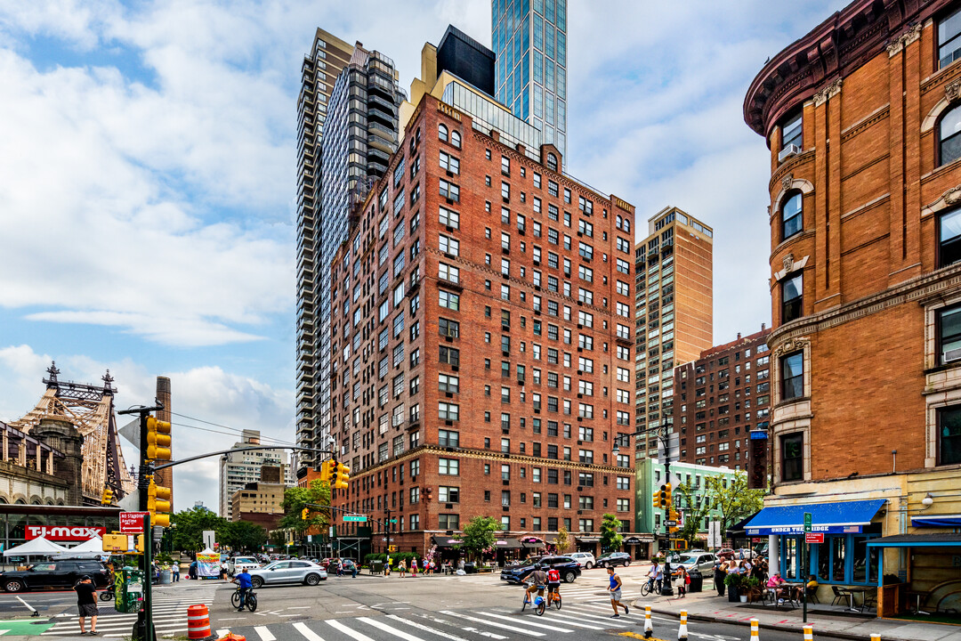 Prewar Sutton Place in New York, NY - Foto de edificio