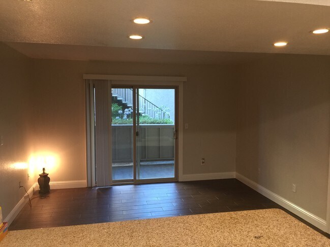 1101 Lakeview Cir, Unit 1101 Lakeview in Pittsburg, CA - Foto de edificio - Building Photo