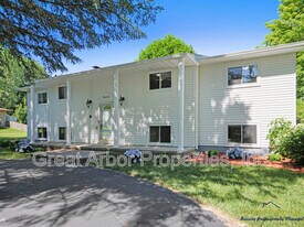 3624 Maple Dr in Ypsilanti, MI - Building Photo