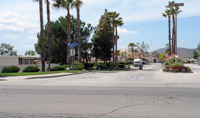 1295 S Cawston Ave in Hemet, CA - Foto de edificio - Building Photo