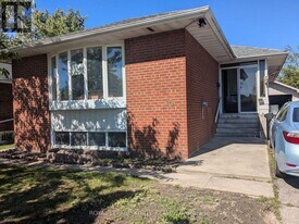 15 Beacham Crescent in Toronto, ON - Building Photo