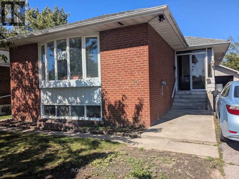 15 Beacham Crescent in Toronto, ON - Building Photo