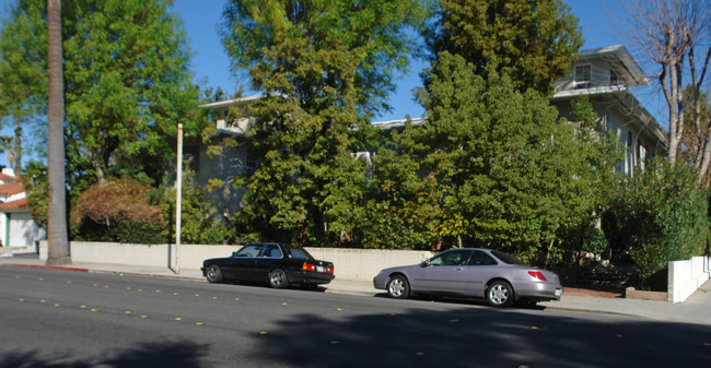 365 California Blvd in Pasadena, CA - Foto de edificio - Building Photo