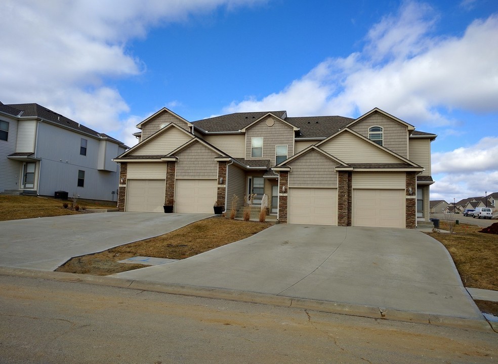 Highlands at Piper Townhomes in Kansas City, KS - Foto de edificio