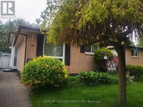 32 Dowswell Dr in Toronto, ON - Building Photo - Building Photo