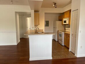 2412 Centergate Dr, Unit 201 in Miramar, FL - Building Photo - Building Photo