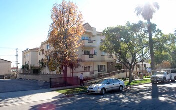 536-542 E Angeleno Ave in Burbank, CA - Foto de edificio - Building Photo
