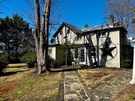 8122 John Mosby Hwy in Boyce, VA - Building Photo