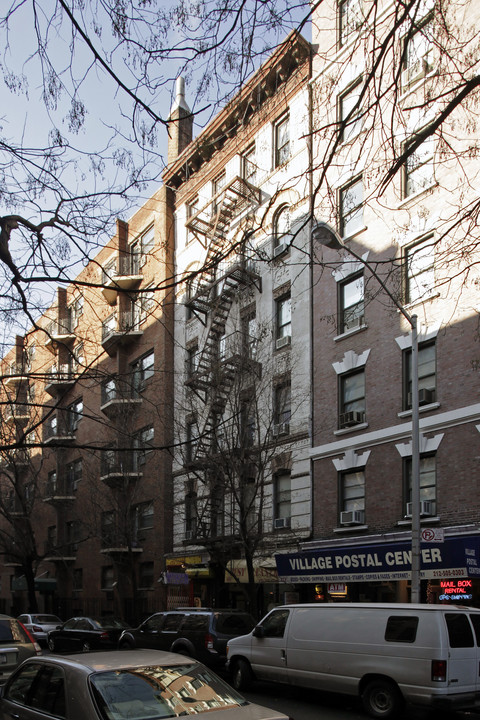 215 Thompson St in New York, NY - Building Photo