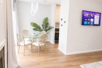 5620 Live Oak St, Unit 201A in Dallas, TX - Foto de edificio - Building Photo