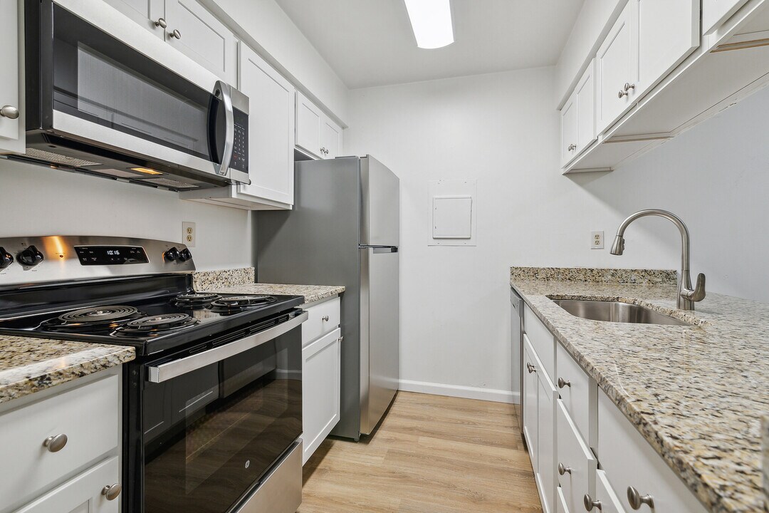 Amhurst III Apartments in Virginia Beach, VA - Building Photo