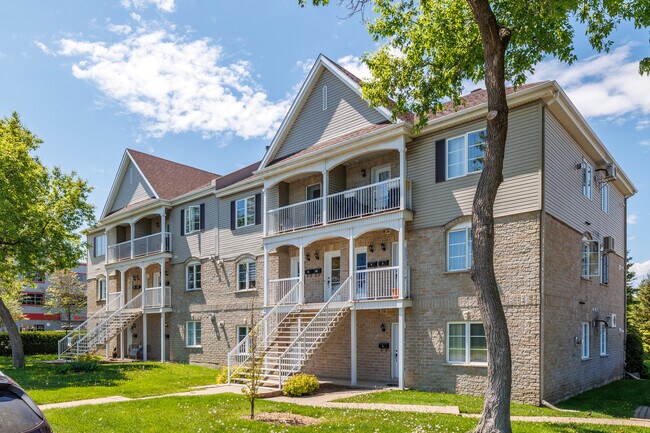 7 Sicard Car in Ste-Thérèse, QC - Building Photo - Building Photo