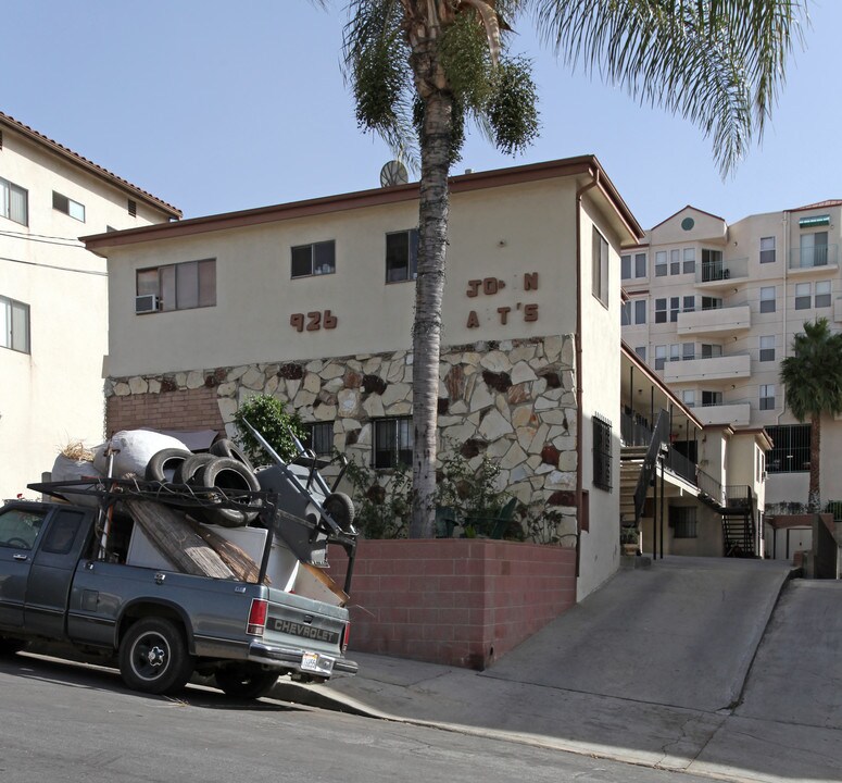 926 Centennial St in Los Angeles, CA - Foto de edificio