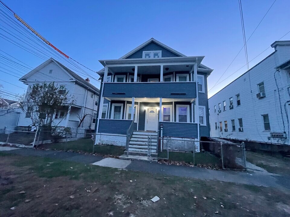 35 Woodland Pl, Unit 2nd floor left side in Stamford, CT - Building Photo
