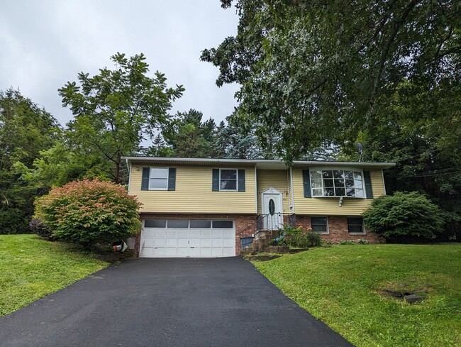 304 Tulip Cir in Clarks Summit, PA - Building Photo - Building Photo