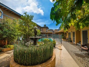 10736 Magnolia Blvd in North Hollywood, CA - Building Photo - Building Photo