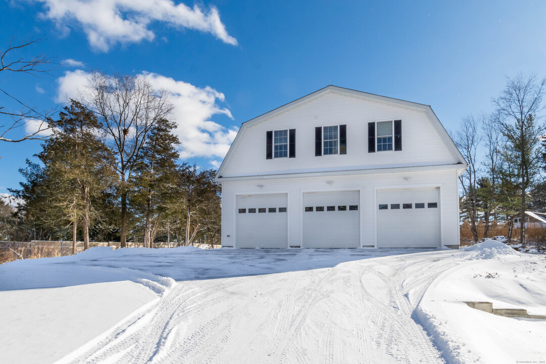 11 Virginia Dr in Easton, CT - Building Photo