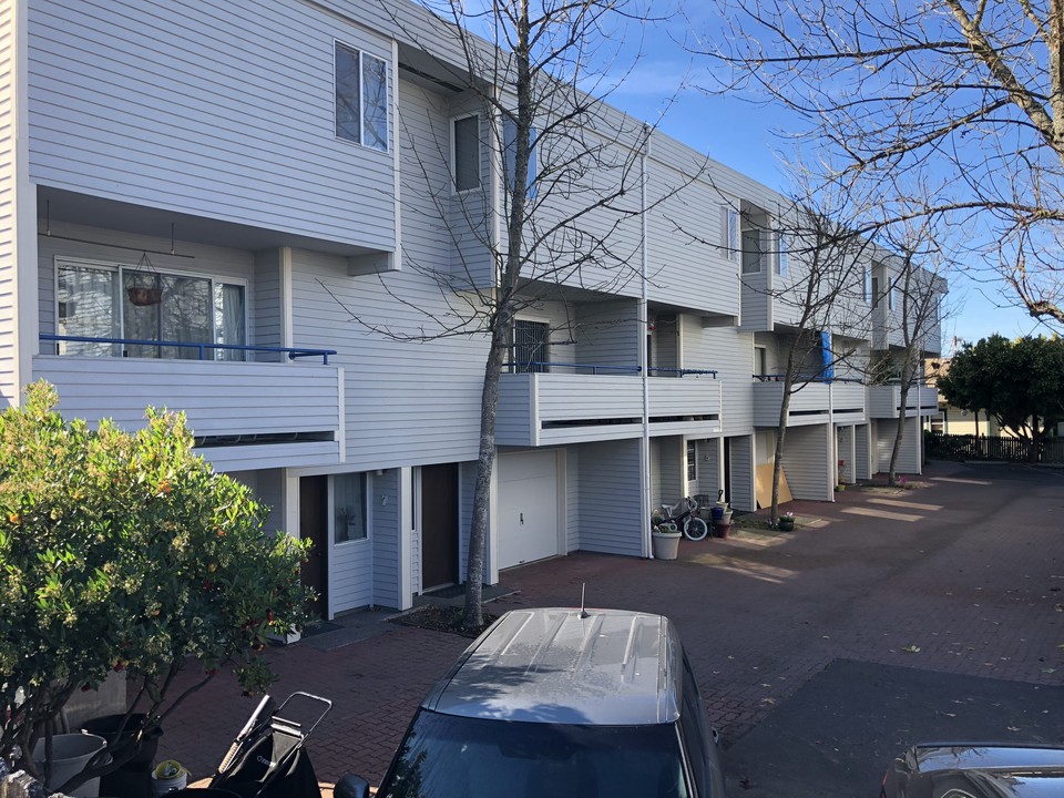 Seafarer Apartments in Edmonds, WA - Building Photo