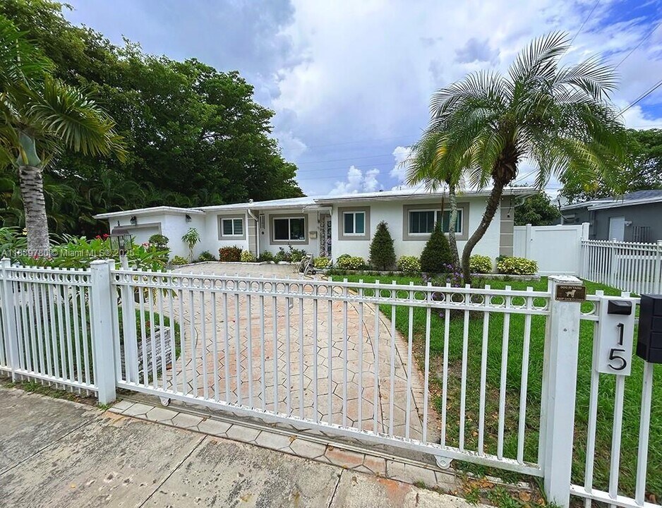 15 NE 134th St in North Miami, FL - Building Photo
