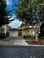 4444 NW 109th Psge in Doral, FL - Building Photo