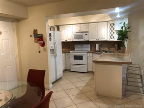 5825 W 25th Ct-Unit -303 in Hialeah, FL - Building Photo - Building Photo