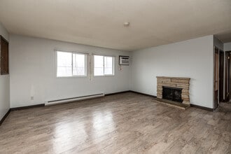 Country Club View in Cedar Rapids, IA - Building Photo - Interior Photo