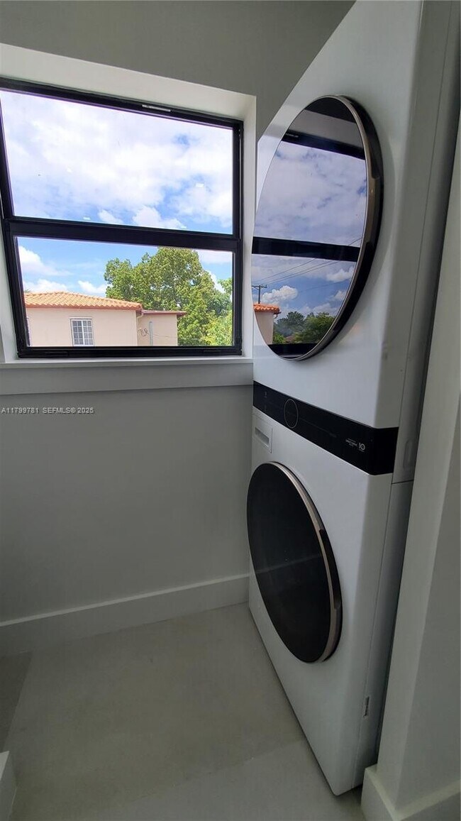 6201 SW 22nd St in Miami, FL - Building Photo - Building Photo