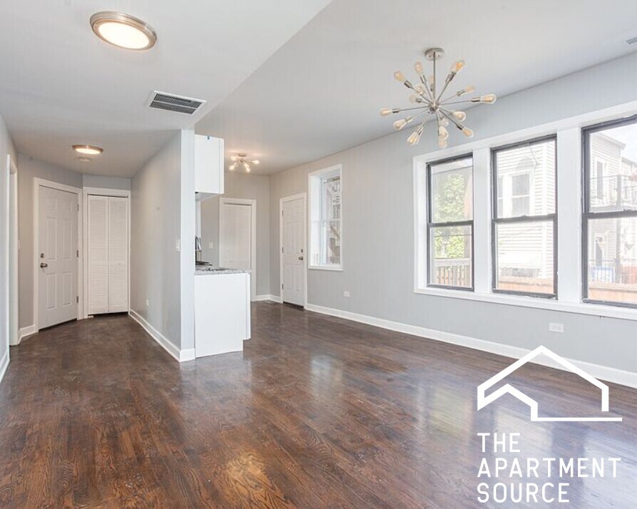 3301 N Harding Ave, Unit 2S in Chicago, IL - Foto de edificio