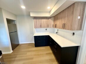 6 Swaine Pl in West Orange, NJ - Building Photo - Building Photo