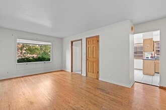 3216 N Downer Ave in Milwaukee, WI - Foto de edificio - Building Photo