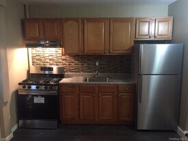 36 Cooper St in Babylon, NY - Building Photo