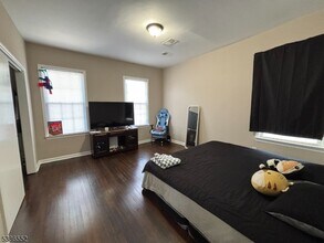 1242 Clinton Pl in Elizabeth, NJ - Foto de edificio - Building Photo