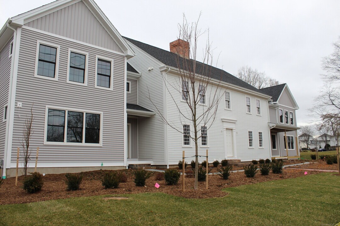 2610 Main St in Glastonbury, CT - Building Photo