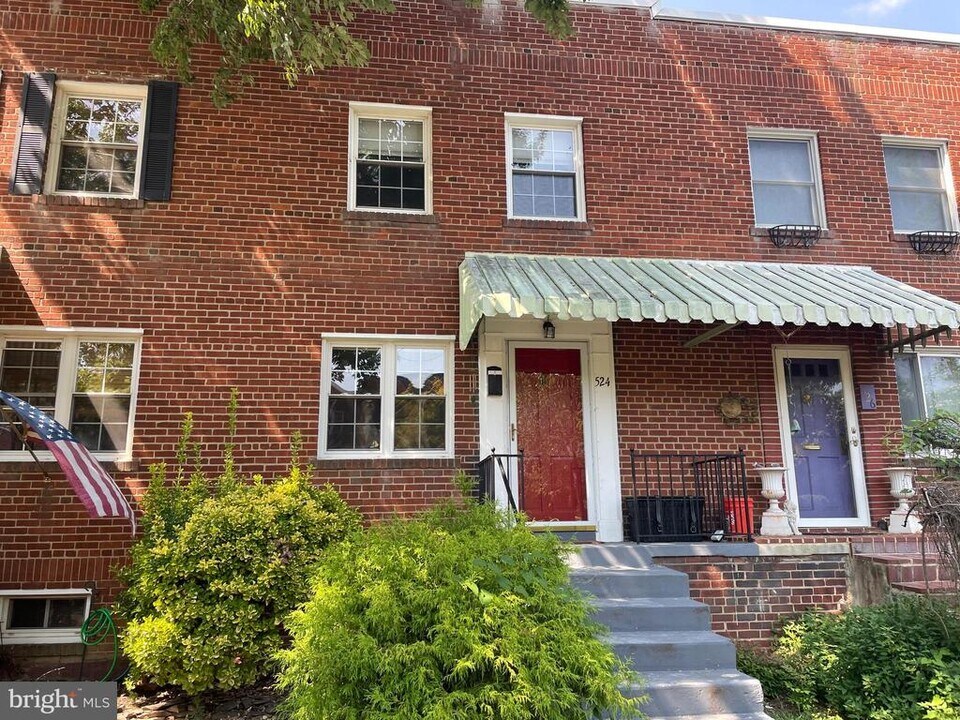 524 E Luray Ave in Alexandria, VA - Foto de edificio