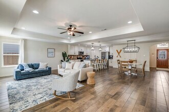 3230 Creek Side Dr in Corpus Christi, TX - Foto de edificio - Building Photo