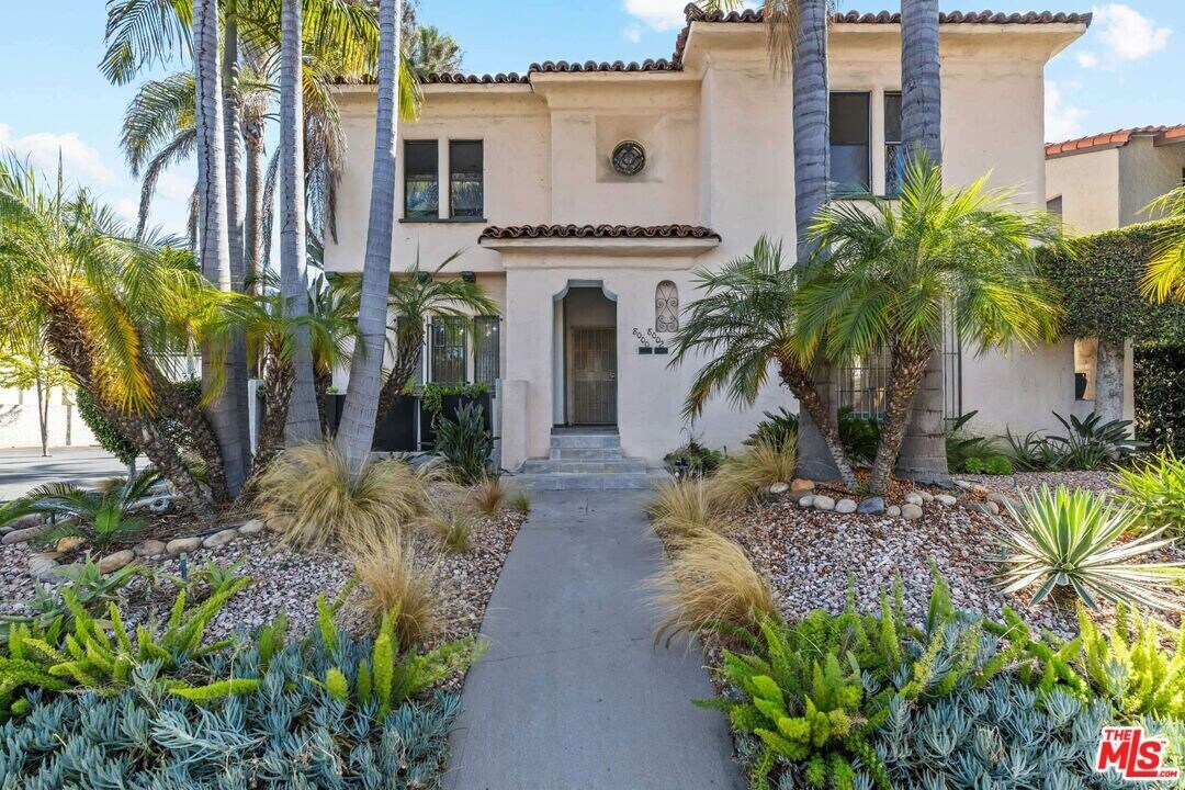 8000 4th St in West Hollywood, CA - Building Photo