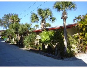 2420 N Beach Rd in Englewood, FL - Building Photo - Building Photo