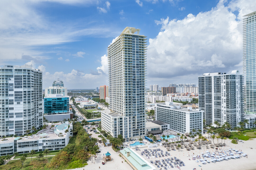 La Perla Ocean Residences in Sunny Isles Beach, FL - Foto de edificio