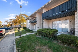 8353 Kennedy Cir, Unit #4 in Warren, MI - Building Photo - Building Photo