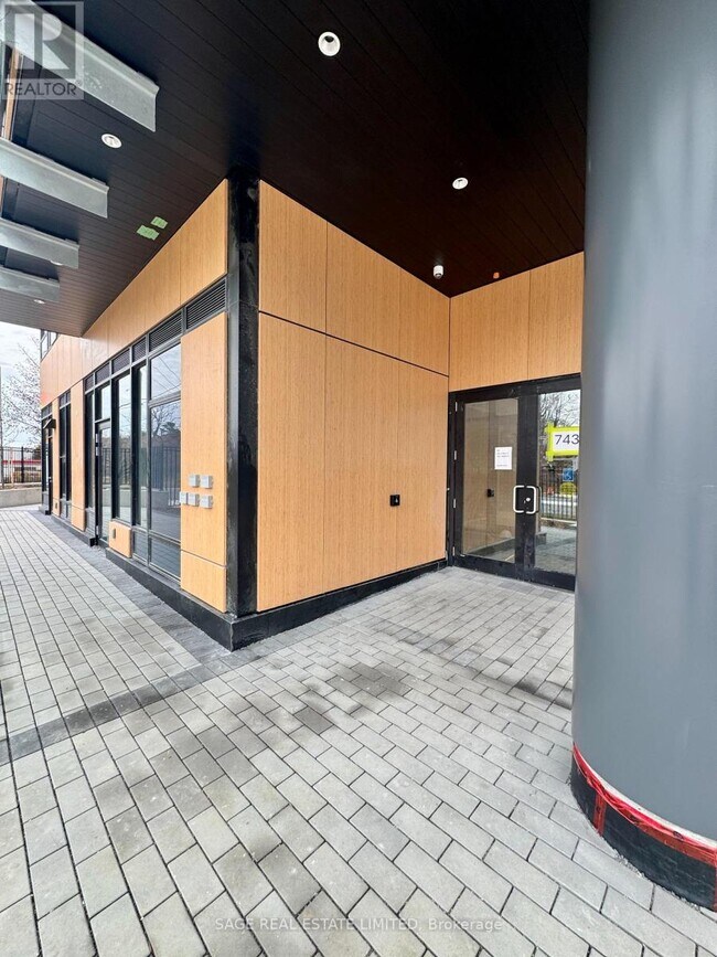 7439 Kingston Rd in Toronto, ON - Building Photo - Building Photo