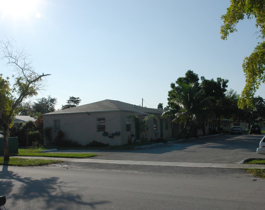 2308 Jackson St in Hollywood, FL - Building Photo