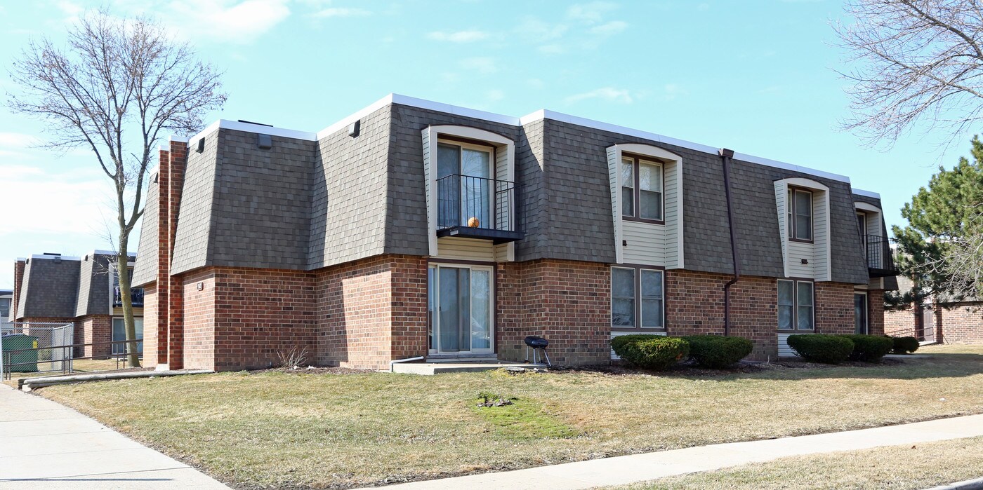 Sunset Terrace in Racine, WI - Foto de edificio