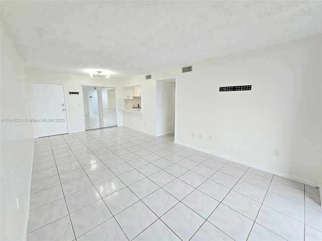 8231 NW 8th St, Unit 2502 in Miami, FL - Building Photo - Building Photo